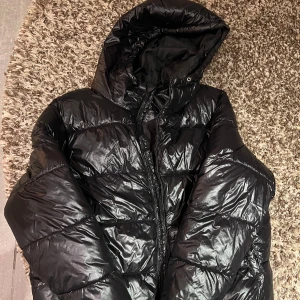 Höst och vinterjacka från lager🌟🍁 - Säljer min näst intill nya jacka från lager, super fin och inga defekter. Säljer då jag ha en ny och den kommer inte till användning, nypris 400kr och säljer för 300 ink frakt🌟🥰