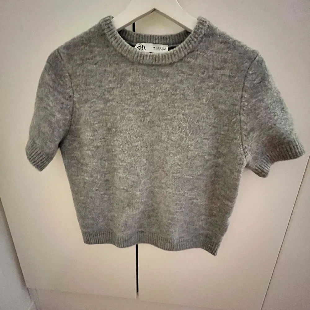 Stickad tshirt från Zara. Knappt använd dvs inga defekter. Säljer då jag inte använder den och den kan komma till användning för någon annan. . Neuleet.