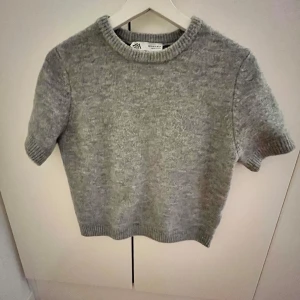 Stickad tshirt  - Stickad tshirt från Zara. Knappt använd dvs inga defekter. Säljer då jag inte använder den och den kan komma till användning för någon annan. 