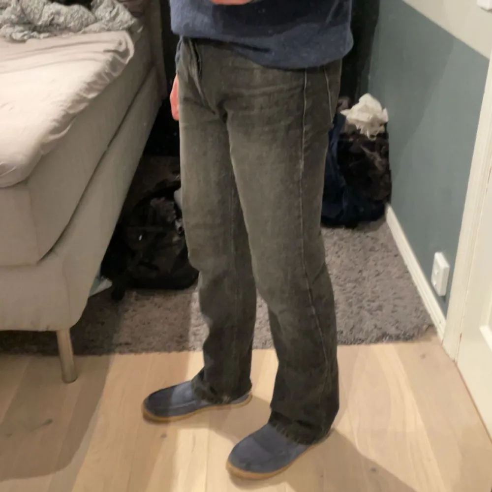 Limited edition Monten jeans, as sköna Monten baggy jeans med en nice vit tvätt till sig, nypris 1200 kr, säljs inte längre och kommer aldrig att göras igen. (Finns lite slitage kolla bilderna). Hör av er i dm vid minsta fråga eller fundering💯. Jeans & Byxor.