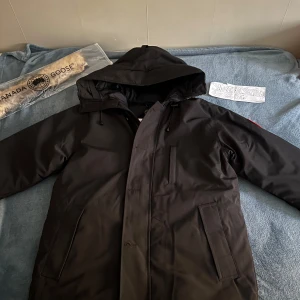 Canada Goose Chateau  - Helt ny! Marknadens bästa kvalitet ( vi utlovar detta) ‼️  Fusion fit L, alltså EU M 🌟 Helt ny i dustbag med medföljande päls (äkta)