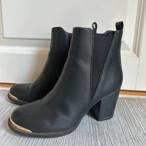 Real leather boots - Used only once! One of my most comfortable boots with heels! Warm for winter and autumn, nice for rainy or wet days. Subtle golden details.