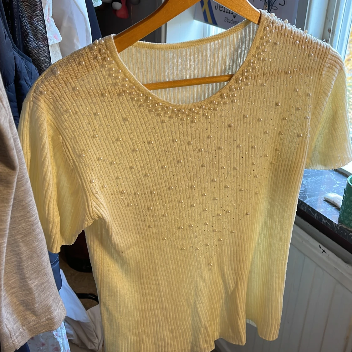 Fin gul tröja med pärlor  - 90