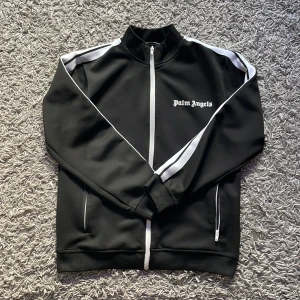 Palm Angels Zip - En svart Palm Angels zip hoodie som är lite använd. Den har inga skador och ser helt ny ut.