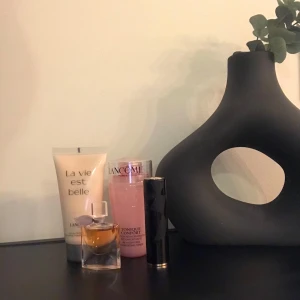 Lancome fantastiska produkter  - Köp bästsäljande Lancôme La Vie Est Belle Parfume 4 ml och dess bodylotion 50 ml (doften är magisk). Du får även 75 ml av underbara Lancôme Tonique Confort och sist men inte minst den fantastiska röda läppstiften från Lancôme i färgen Bad Blood Ruby.