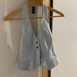 Triangel formad blå topp! 🩵🤍 - SUPER SNYGG topp till exempel till kusten eller havet. Från H&M. Toppen är ett vintage plagg. Super snygg! 