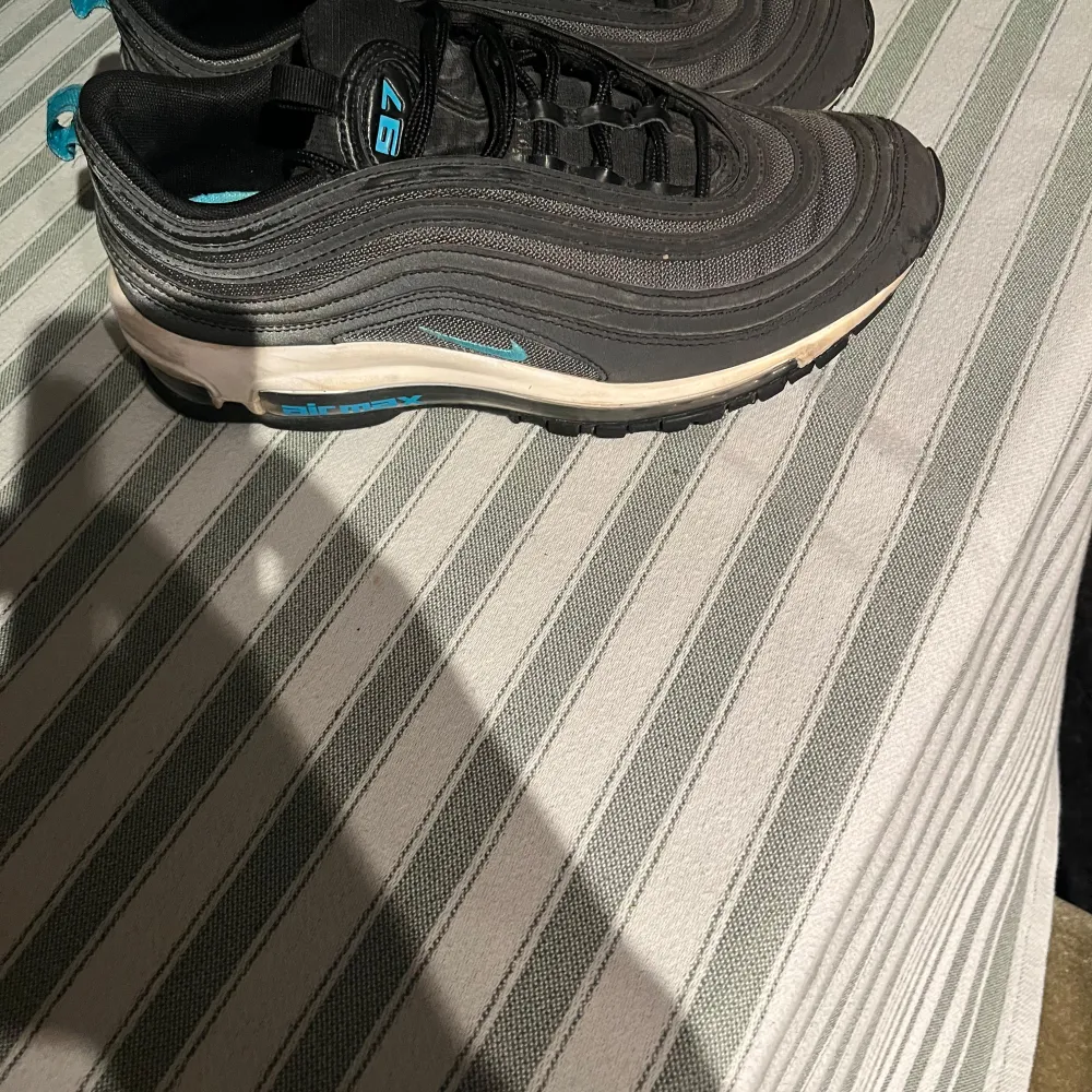 Säljer ett par Nike air Max 97 storlek 42 då de inte används längre. Bra skick men använda  Pris 350. Skor.