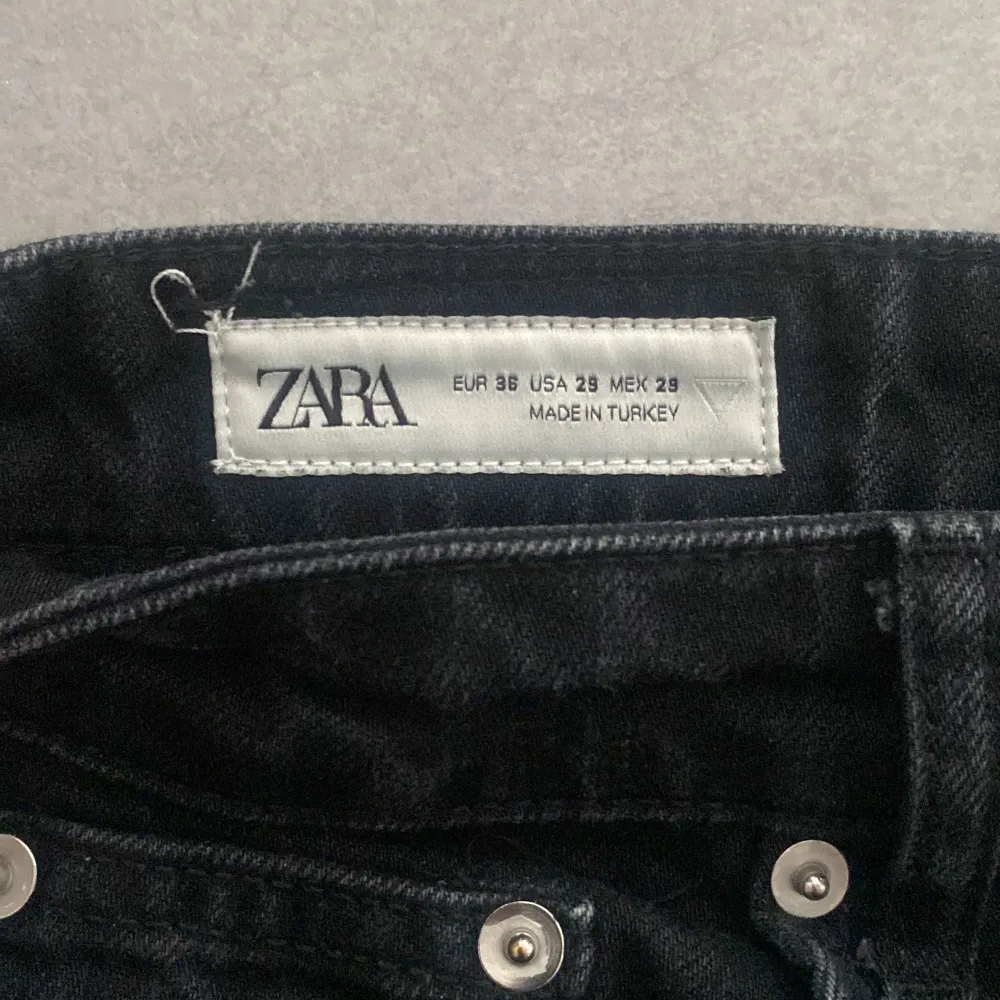 Fina svarta jeans från Zara, butik priset ligger på 449 kr. Inget fel på Jeansen utan att ddm inte passar längre, skriv gärna om ni är intresserade.. Jeans & Byxor.