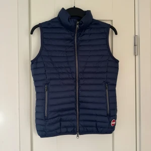 Väst - En dunväst från Colmar. Använd men är i väldigt fint skick💕💕