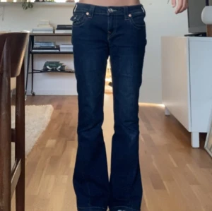 True religion jeans💕 - Säljer mina true religion jeans då de inte kommit till användning!💕 jeansen är knappt använda och är i väldigt bra skick! Jag har sytt upp benen på jeansen då de va för långa💕 jag är 161 o de passar perfekt i längden💕 skriv om ni har frågor!💗