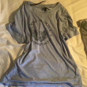 T shirt - Jag säljer den här ljusblåa t shirten. Anledningen till att jag säljer tröjan är för att den blivit för liten. 