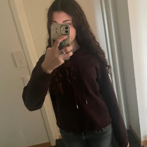 Vinröd hoodie  - Jätte fin vin röd hoodie, passar nu i hösten och är i praktiskt sett ny även jätte bekväm och varm ❤️