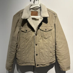 Levis sherpa jacket - Fodrad jacka från levis i manchester, size M, skick 8,5/10, ny pris omkring 1500. 