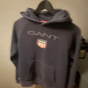 En normal gant hoodie säljs för billigt!