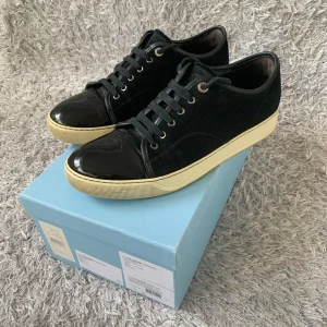 Lanvin - Sjukt snygga Lanvins! | Riktigt fint skick med nått tecken på användning som lite häl drag! | Storlek UK 9 motsvarande en 43 men kan passa lite större! | Obs låda tillkommer inte men två dustags! | Ställ gärna frågor innan du köper!