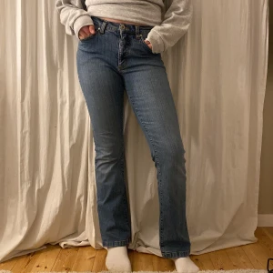 Jeans  - Ljus blåa mig waist jeans, detaljer bak på fickorna. Lite uppskrapat på låret som ni ser på bilden.