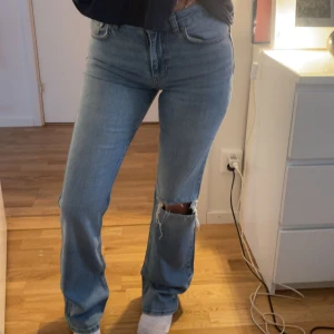 Jeans - Modellen är 163 Passformen är bootcut mid waist Nyskick  Passar även mig i längden (175)
