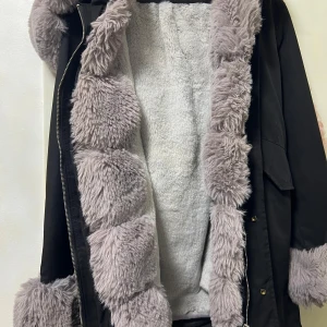 Garoff kappa - Hej! Jag säljer denna varma kappan då den ej kommer till användning längre, den är sparsamt använd från butik garoff, det finns en liten fläck på framsidan med kan tas bort med handtvätt, annars ingenting annat. Kan mötas upp i Malmö eller frakta