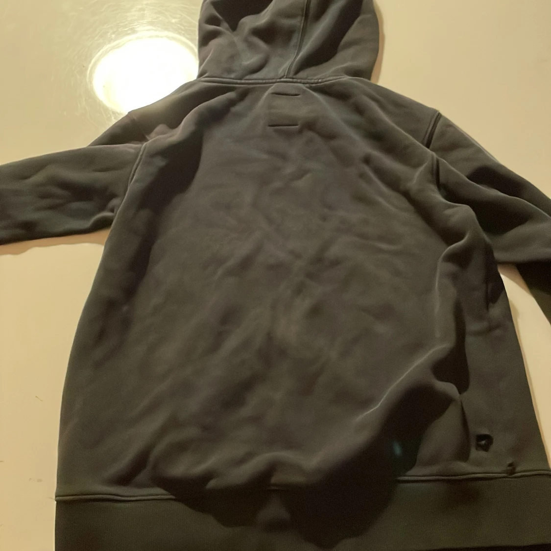 En Element hoodie med ett litet hål på ryggen - 93