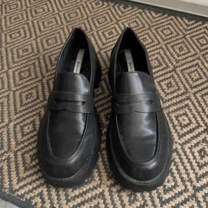 Loafers - Chunky loafers köptes från second hand men därefter knappt använda. De är fräscha och i bra skick. Dom sitter som en stor 41