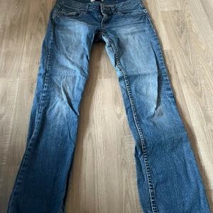 esprit jeans - Mycket fina esprit jeans, endast provade  Storlek 27/30  Midja: 27  Längd: 30   Säljer då det inte är min smak längre, hör av dig om du undrar något😊Jag är öppen för pris förslag!!