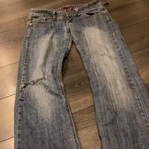 Jätte fina jeans, som ni ser på bilden så är det syt på bena men det är inte så stort och på baksidan finns det ett hål men det syns knappt. Men förutom det så är det ett bra material på dom💕