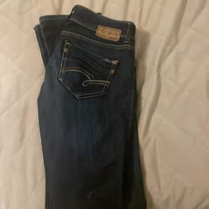 Ascoola Low wasted jeans från Mavi i en mörkblå färg. jag säljer för att det är alldeles för långa på mig som är 155! skriv vid  några frågor!🩷