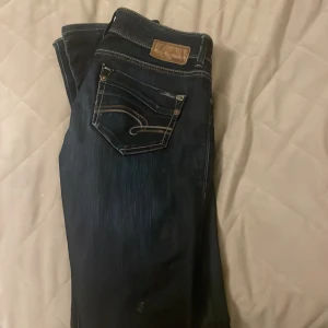 Jeans - Ascoola Low wasted jeans från Mavi i en mörkblå färg. jag säljer för att det är alldeles för långa på mig som är 155! skriv vid  några frågor!🩷