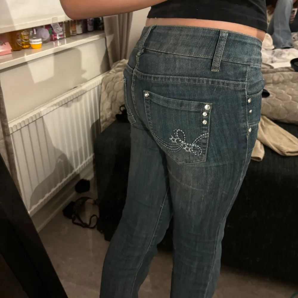 Hej! säljer mina fina jeans, dom är väldigt försiktigt använda och ser bra ut och är i bra skick 💗de är köpta för 1000kr förra sommaren. 💗. Jeans & Byxor.