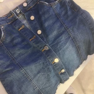 Denimkjol - En jeans kjol från Gina tricot jag aldrig använt