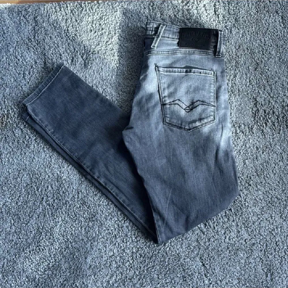 Säljer nu mina replay jeans då dom ej kommer till användning mer. Varje par kostar 400kr styck men vill du köpa alla 3 får du dom för 1000kr bara. Jeansen är i storlek 32 men dom ljus grå i storlek 31. Hör av er vid funderingar 🤗 . Jeans & Byxor.