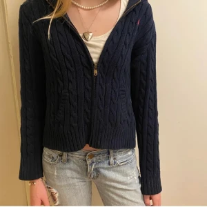 Ralph lauren zip up hoodie  - Köpt på Plick, säljer då den inte kommer till användning. Den är i storlek XL från barnavdelningen, skulle säga att den passar en S/XS. Jättefint skick, inga defekter. 