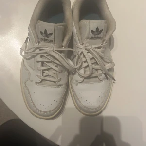 Addidas jumpa skor  - Ett par addidas skor som är vita med klassiska addidas loggan. Helt okej skick, riktigt sköna skor, kan används under vinter som sommar. Andas rätt bra och skön passform perfekt för vardaglig användning. Liten fläck på plösen. Pris kan diskuteras. 