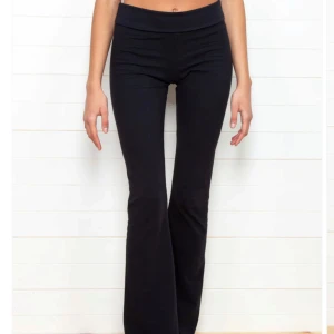Yoga pants - Säljer dessa lowwaist yoga pants i grå då de ej kmr till användning❤️knappt använda o pris kan diskuteras
