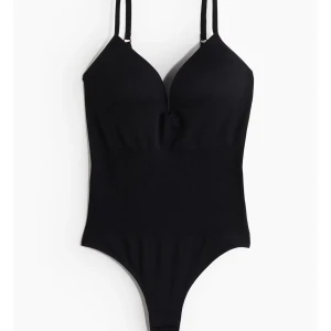 HM body - Den är i storlek 75B men säljer för att den var liten för mig 💕 Den är endast använd en gång så nästan helt ny. 