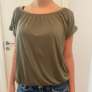 Grön tröja - Grymt vacker grön topp, säljes då den ej kommer till användning. Är i storleken M. Kontakta vid intresse, för mer information eller vid frågor.  Pris går att diskutera 