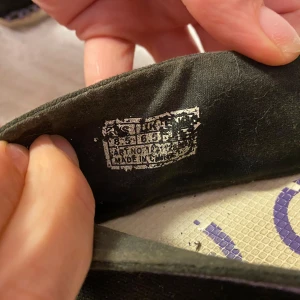 Svarta espadrillos från Björn Borg - Säljer ett par svarta espadrillos från Björn Borg. De har en snygg lila kant och är perfekta för sommaren. Skorna är okej skick och har en bekväm passform. Perfekta för en avslappnad stil!