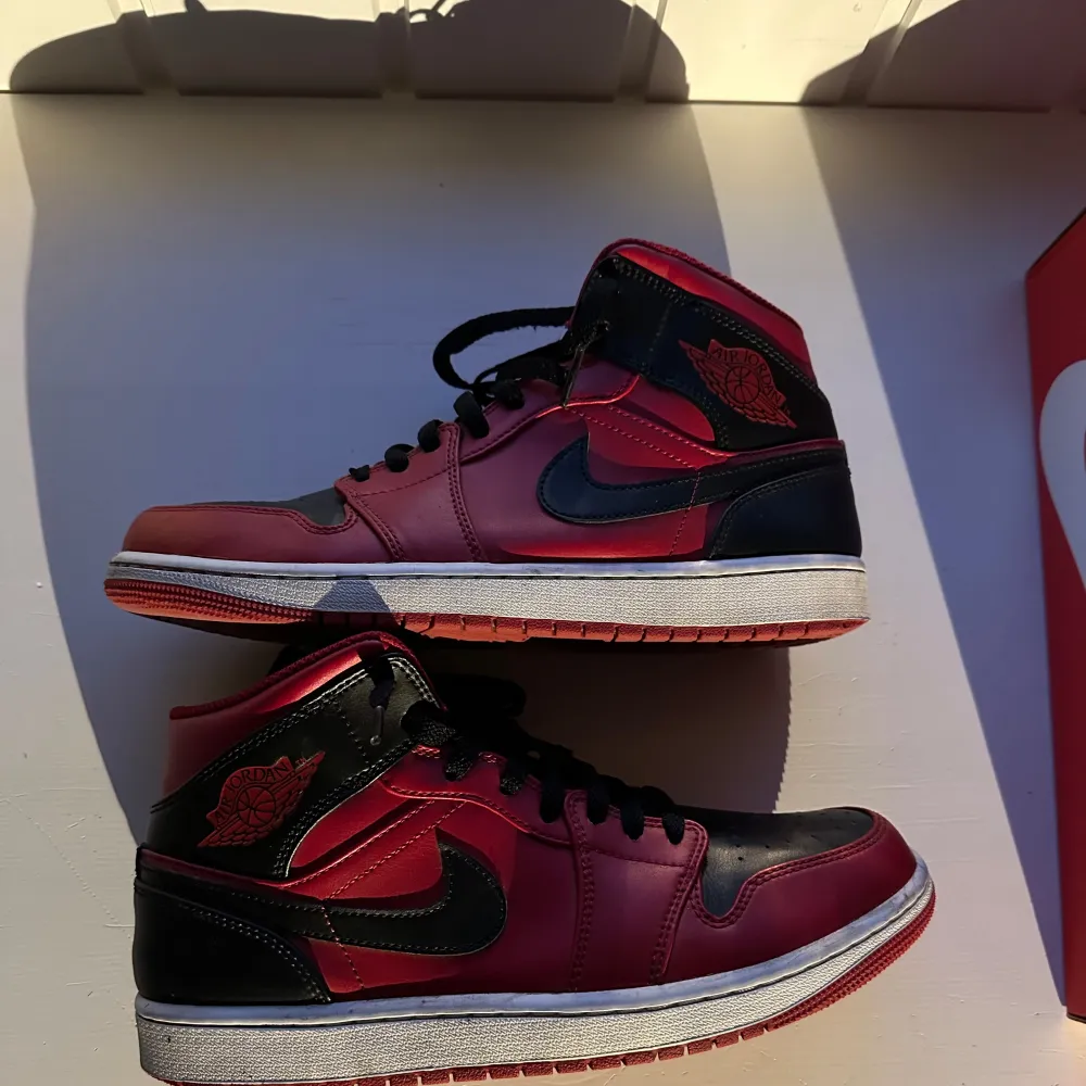 Jordan 1 mid reverse bredd 8/10 skick behöver ba tvätta sulan lite ingen större deffekt än så kontakta vid intresse. Skor.