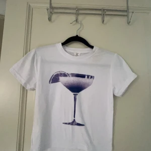 Tröja med tryck på! - Säljer den här jätte gulliga t-shirten. Ingen användning pågrund av att den e för liten. Är i storlek M men passar bättre i XXS/XS