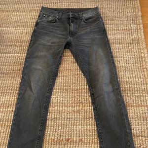 Nudie Jeans - Gråa nudie jeans. Riktigt schyssta jeans👌🏽 Storleken är 30/32. Jeansen är en slim modell. Hör av dig vid funderingar