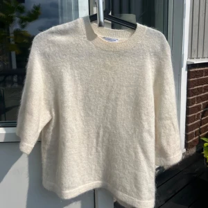 Stickad & other stories tröja  - Säljer nu två & other stories stickade tröjor i vit och beige. Den vita är i storlek xs och är i superfint skick! Se min profil för den beiga<3  Köpare står för frakt - 450kr + frakt