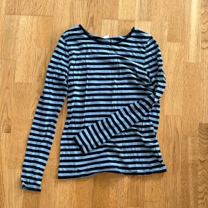 Randig tröja  - Cool randig tröja🩵🖤Storleken är S-M! Bra skick 