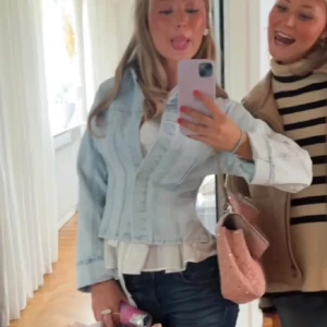 Jeansjacka  - Säljer denna jenas jacka från hm some HELTNY! Tjejen på bilden bär jackan i S men jag säljer i M! Exakt som på bild och oanvänd därav inga defekter o ända bilderna🙏🩷🩷