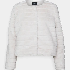 SÅÅ skön lurvig jacka!  - Säljer min super fina och sköna jacka ifrån only! Super snygg och helt oanvänd med prislapp kvar 💓 är väldigt LITEN i stolen känns som xxs/xs fast är i storlek S  