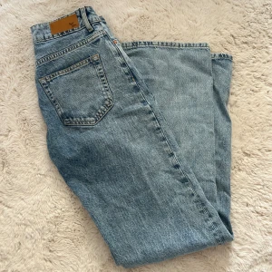 Jeans bikbok  - Säljer ett par högmidjade raka jeans ifrån bikbok. Använda fåtal gånger då jag har ett par likadana i en annan storlek💙