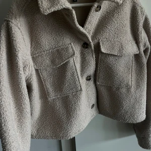 KORT KAPPA - Super fin och skön kort kappa, lite kortare i modellen vid midjan. Perfekt till hösten eller våren. Inga defekter. 