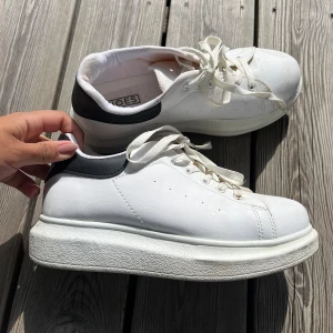 Vita sneakers - Vita sneakers från Nelly, lika Mqueen-skorna. Använda en gång av mig💕