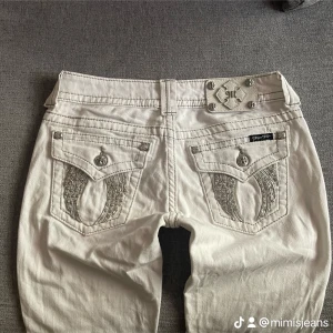 Lågmidjade Miss Me Jeans - FRI FRAKT!! Lågmidjade Miss Me jeans i storlek 27! Midjemått 38 Innerbenslängd ca 80. Saknar nån paljett på bakfickorna men inget som syns 💗  Annars i toppskick! I Skinny modellen
