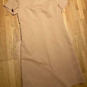 Vintage klänning  - Fin hemsydd klänning av sömmerska  Gulrutig troligen 60-70 tal Uppskattar strl till 38