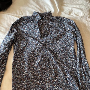 Skjorta - Blommig skjorta från Matinique i storlek L. 